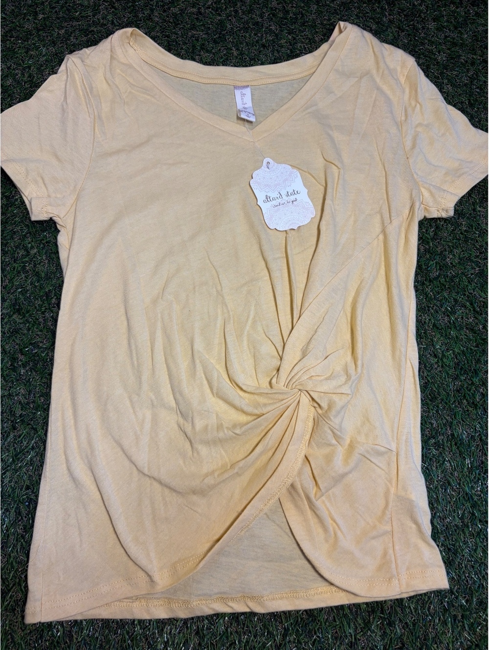 altar'd state Women's Yellow V-Neck Twist Knot T-Shirt SizeS
